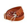 Sangle de sac à l'épaule en cuir marron réglable avec boucle dorée.