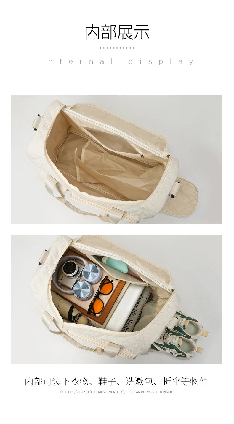 Interner Blick auf eine beige Umhängetasche, die Kosmetika und Accessoires aufbewahrt