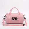 Sac cosmétique ou de sport rose avec l'inscription GYM en noir.