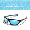 Un par de gafas deportivas negras polarizadas con lentes azules y una correa azul contra un fondo de agua azul claro.
