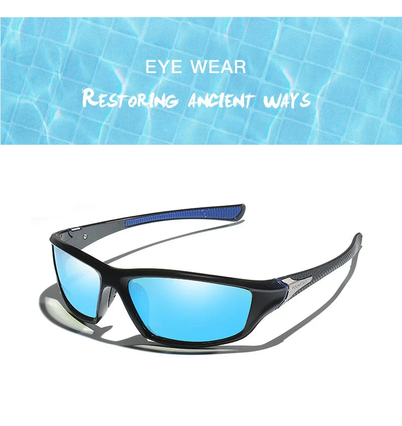Un par de gafas deportivas negras polarizadas con lentes azules y una correa azul contra un fondo de agua azul claro.