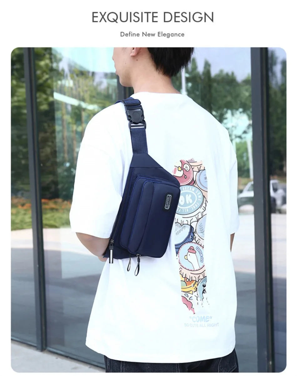 Une personne portant un petit sac imperméable bleu marine sur un t-shirt blanc, en extérieur.