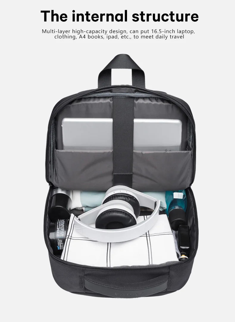 Innenansicht eines mehrschichtigen, wasserdichten Rucksack mit Fächern für Laptop und Vario