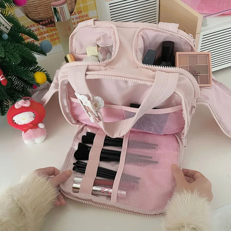 Pinkes Luxus-Organizerbeutel für Make-up, geöffnet, mit verschiedenen Produkten und Werkzeugen.