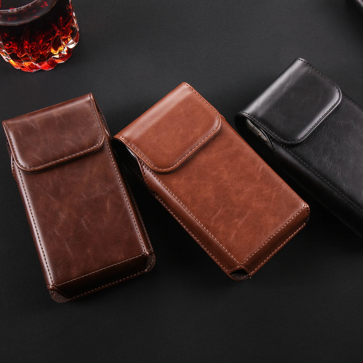 Brauner Ledergürtelclip Handyhülle und eine schwarze Ledergürteltasche auf einer dunklen Oberfläche.