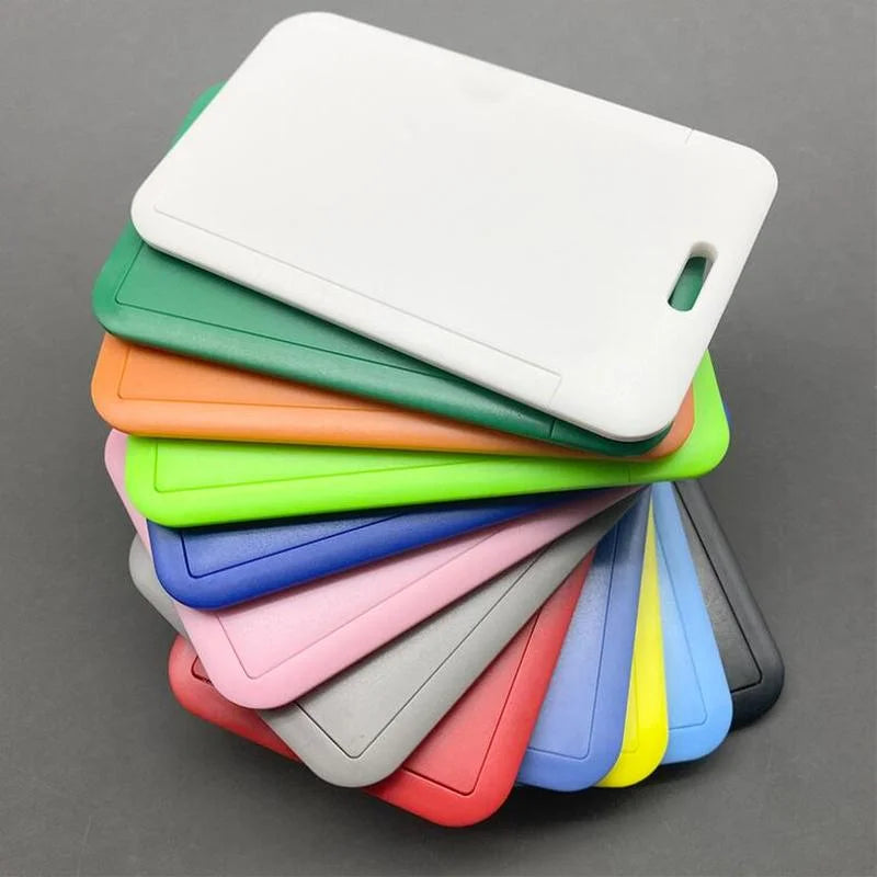 Ein Stapel bunter Premium-Kartenhalter in verschiedenen Grüntönen, Orange, Pink und Blau.