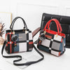Sac bandoulière en cuir PU à carreaux noir et blanc avec accents rouges, posé sur une surface blanche.