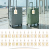 Un ensemble de 26 étiquettes de bagages personnalisées dans différentes couleurs et combinaisons de lettres pour les noms.