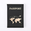 Funda para pasaporte de cuero negro con silueta de mapa mundial dorado.