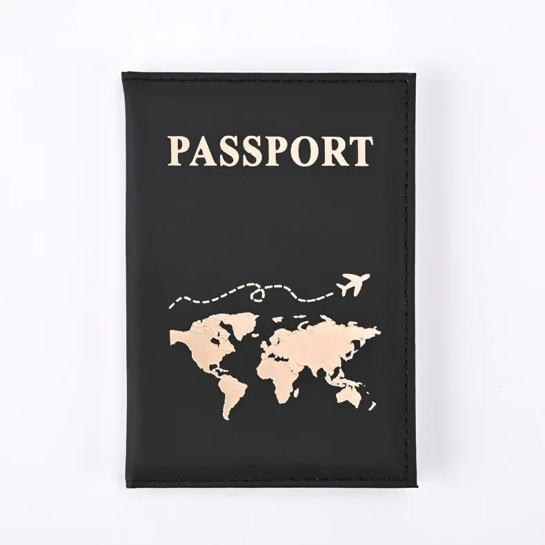 Funda para pasaporte de cuero negro con silueta de mapa mundial dorado.