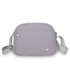 Helles lila Nylon-Crossbody-Tasche mit Klappverschluss und verstellbarem Riemchen vor weißem Hintergrund