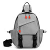Sac de sport gris pour homme avec sangles noires et accents orange.