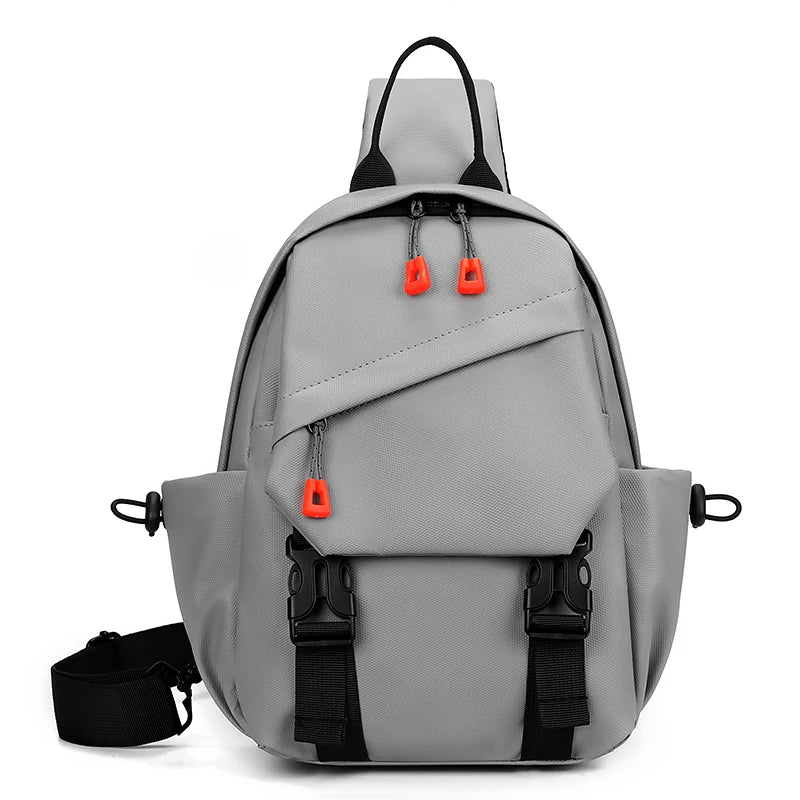 Sac de sport gris pour homme avec sangles noires et accents orange.