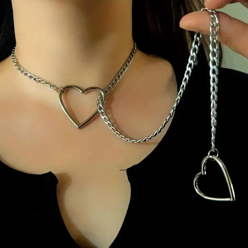Silberne Edelstahlherz-Kette mit Cuban-Kettendesign vor dunklem Hintergrund