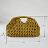 Pochette à fermeture snap en fibre naturelle jaune moutarde avec texture tissée, vue de dessus.