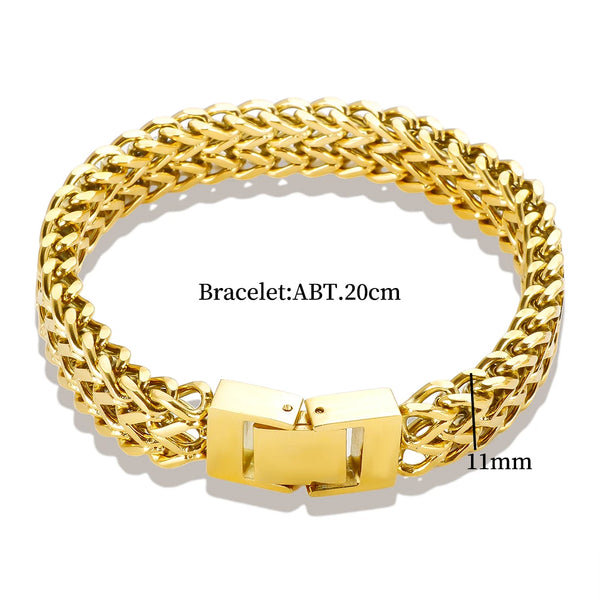 Primer plano de una pulsera de cadena dorada gruesa con cierre de bisagra y un ancho de 11 mm.
