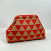 Pochette de plage en crochet à motif diamant rouge et beige.