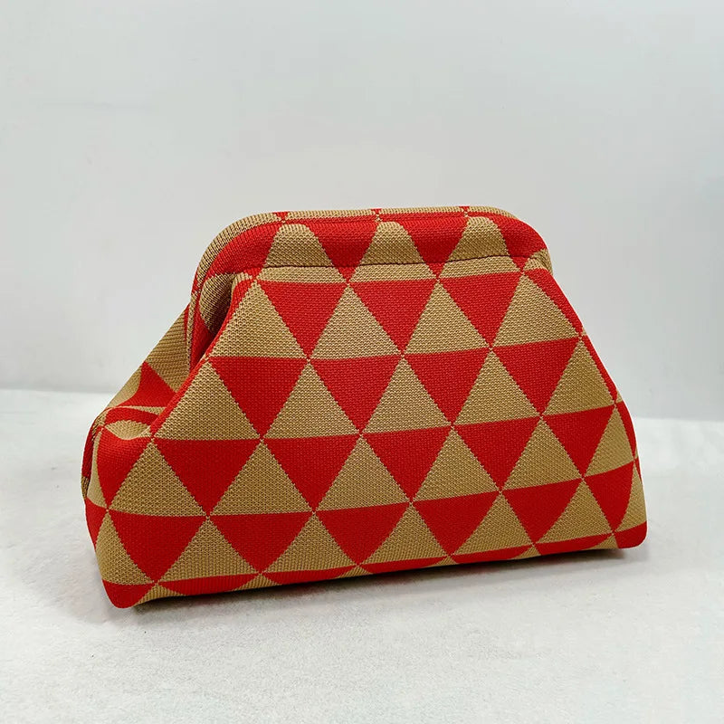 Pochette de plage en crochet à motif diamant rouge et beige.