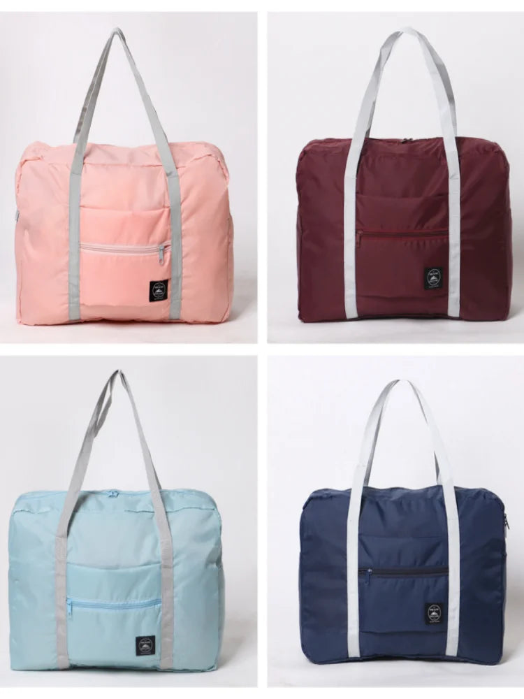 Trois versions d'un sac de voyage pliable en rose, marron et bleu marine.