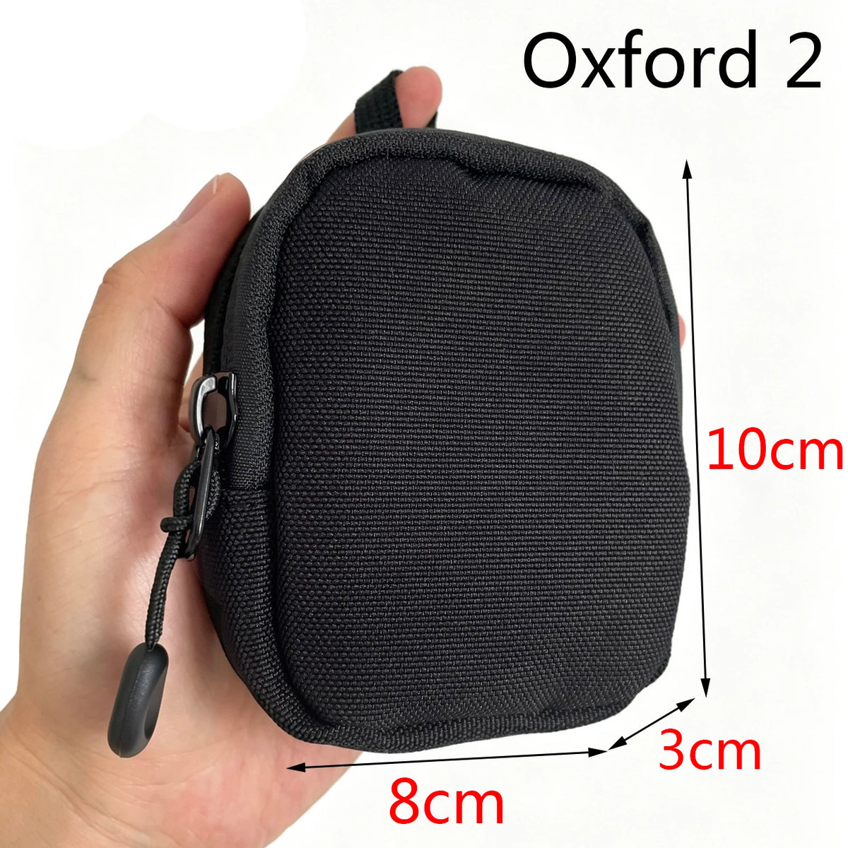 Pochette utilitaire Oxford noire pour clés et essentiels tenue à la main.