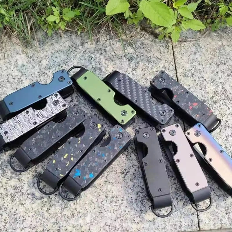 Collection de porte-clés organisateurs en métal minimalistes de différentes couleurs et finitions posés sur une pierre claire