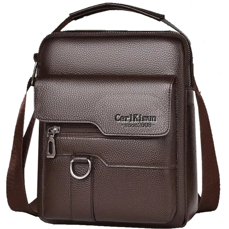 Sac bandoulière en cuir PU marron foncé avec rabat et fermeture éclair sur une sangle marron.