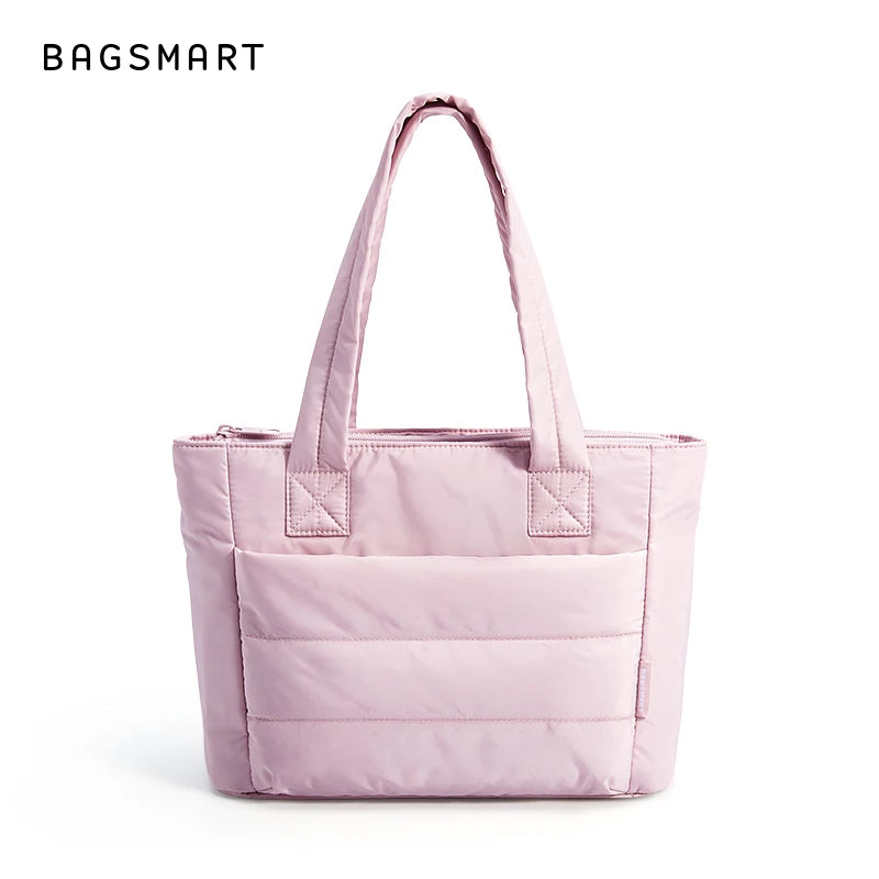 Sac fourre-tout matelassé rose pâle en duvet, présenté sur fond blanc.