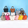 Eine Sammlung echter Leder-Buckeltaschen in verschiedenen Farben wie schwarz, braun, pink, beige, grau und gelb, präsentiert 