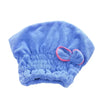Lazo de microfibra azul suave para el cabello y toalla de baño con acento rosa.