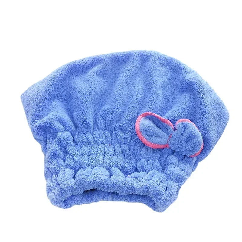 Lazo de microfibra azul suave para el cabello y toalla de baño con acento rosa.