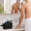 Une personne utilise un grand sac organisateur de toilette imperméable dans une salle de bain.