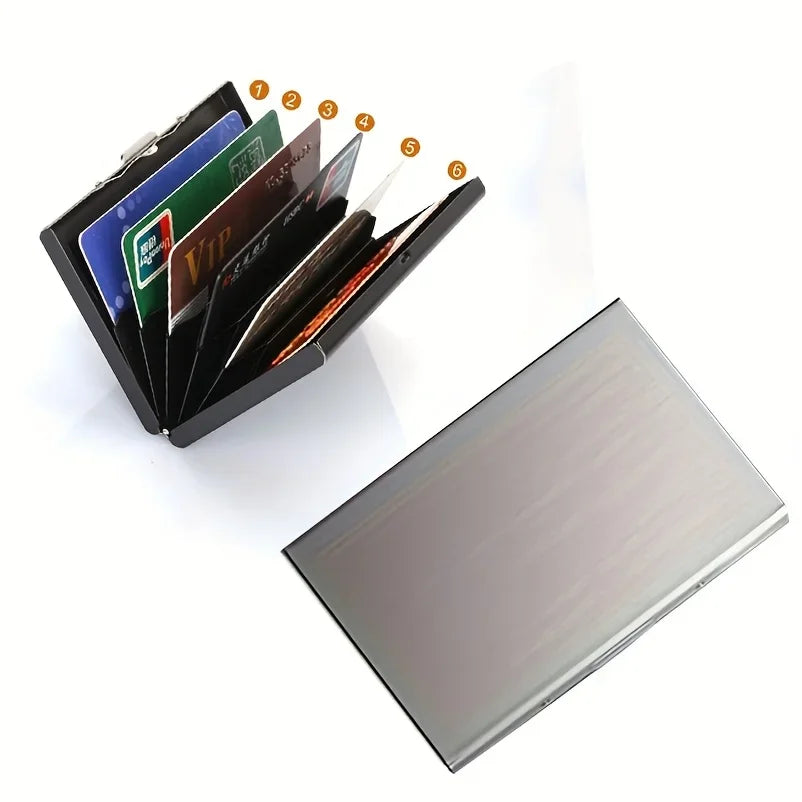 Schwarzes Metal-RFID-Kreditkarten-Wallet mit fünf Karten, darunter ein Ausweis und eine VIP-Karte.
