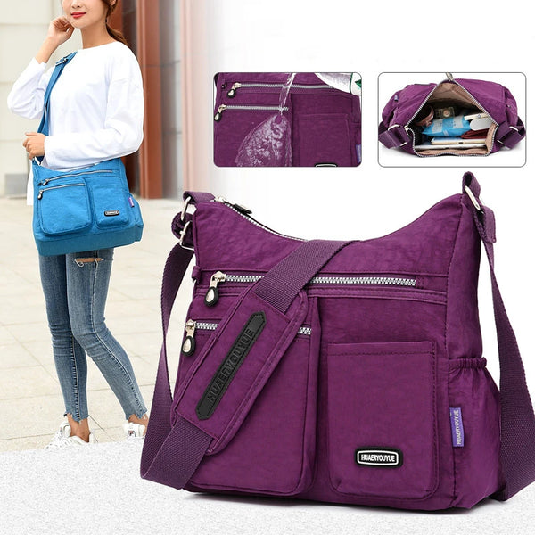 Bolso cruz impermeable de nylon morado con detalle del interior y una mujer llevándolo.