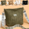 Sac à l'épaule et bandoulière en velours côtelé vert olive texturé, avec différentes options de sangle.