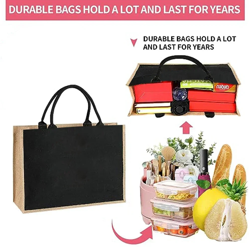 Ein Set strapazierfähiger Jute-Sackleinen-Taschen neben verschiedenen Gegenständen wie einem Messer, einer gelben Zitrone und