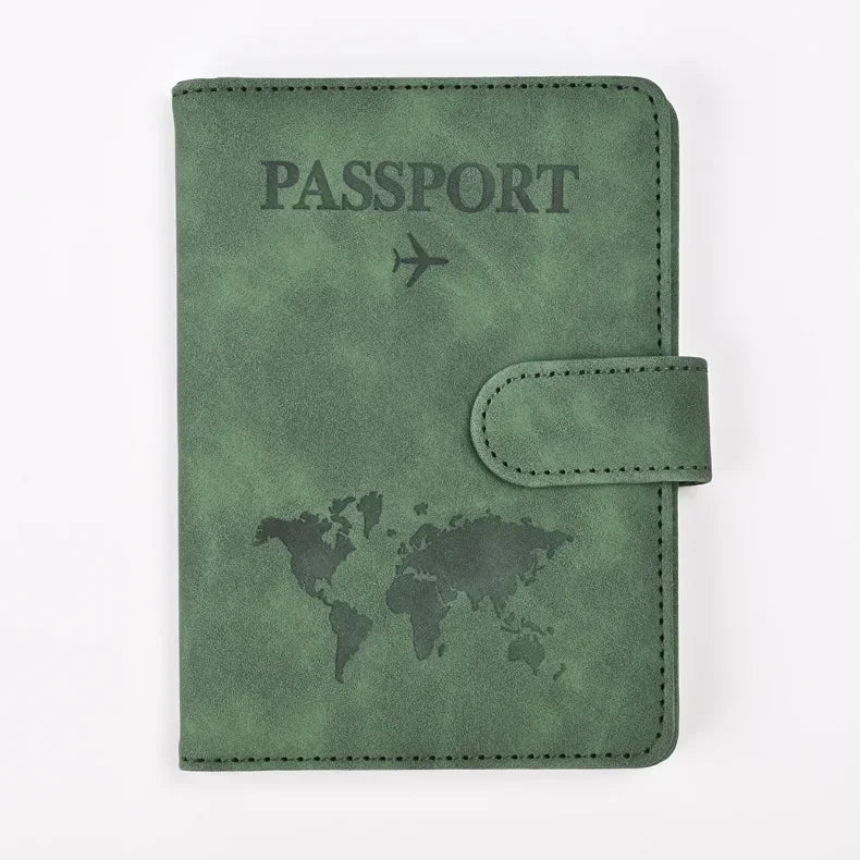 Dunkel olivgräbiger Reisepasshülle mit Weltkarten-Design.