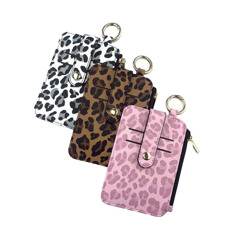 Eine Kollektion von Leopardenmuster-PU-Leder-Kartohalternden und Geldbörsen in verschiedenen Mustern und Farben.