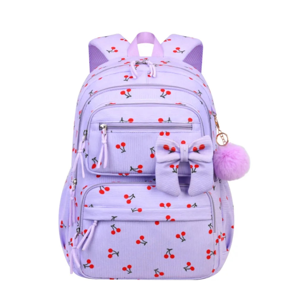 Lila Corduroy Schulranzen-Set für Mädchen mit kleinen roten Kirschstickereien und einem rosa Pompon.