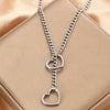 Silber-Edelstahlherz-Kette mit Cuban-Design, präsentiert auf einer neutralen Box.