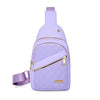 Sac bandoulière rembourré lilas clair avec fermeture éclair et sangle.