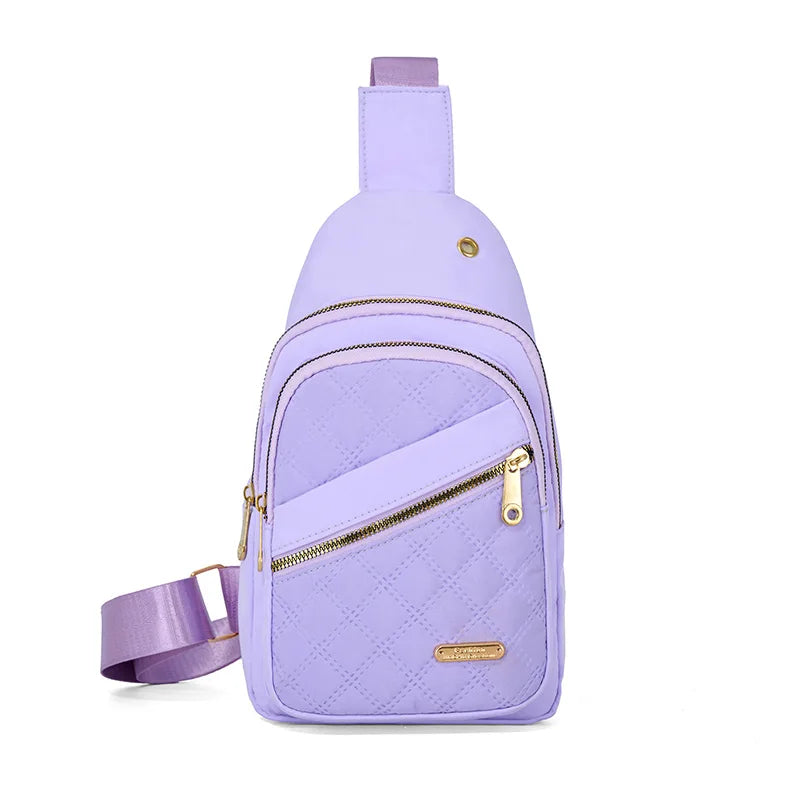 Sac bandoulière rembourré lilas clair avec fermeture éclair et sangle.