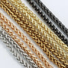 Primer plano de múltiples tiras de correas de bolso metálicas ajustables en oro, plata y negro.