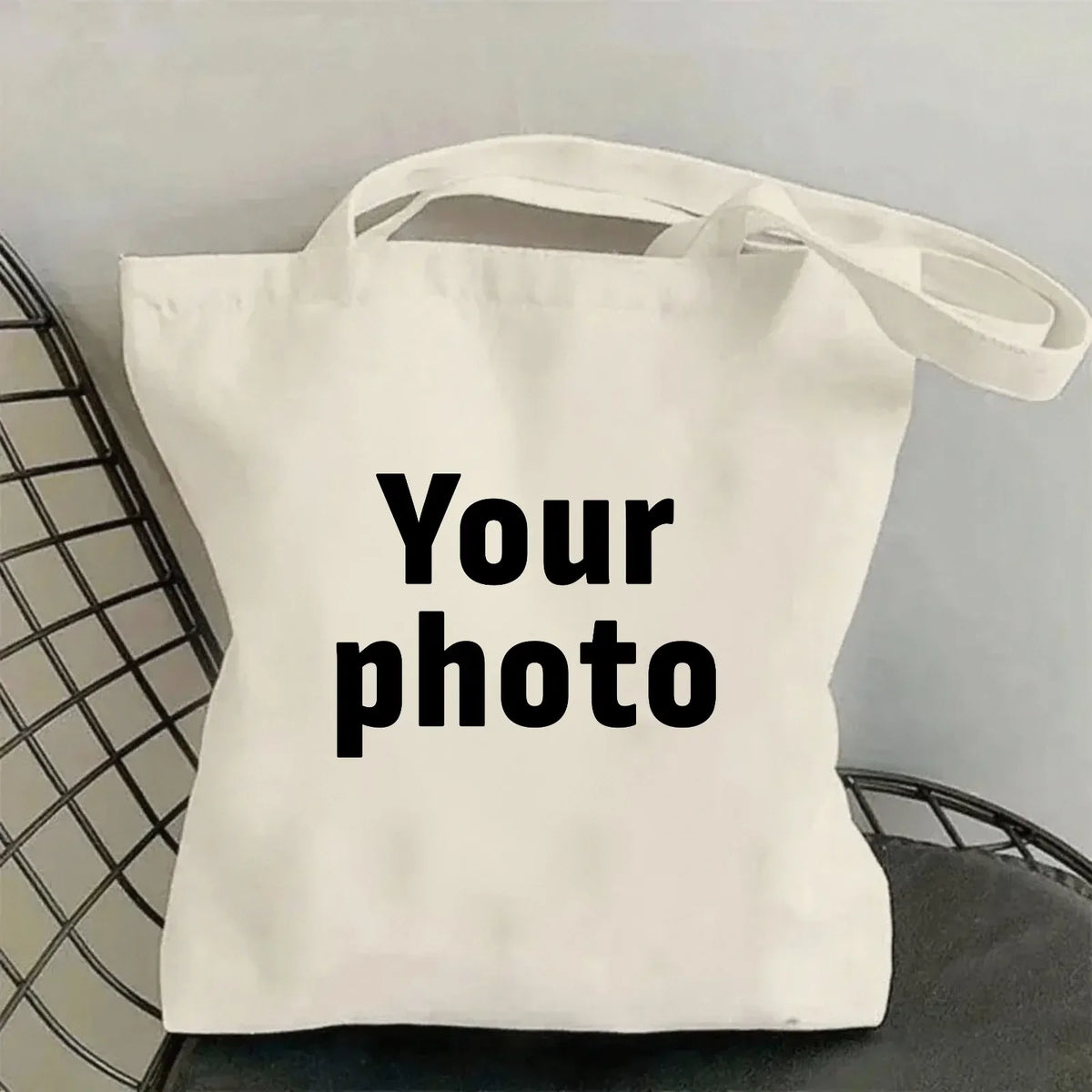 Sac de courses en toile blanche avec la photo imprimée dessus.