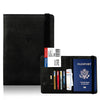 Schwarzes Reisepass-Wallet-Cover mit blauem Akzent, das einen Reisepass und eine ID enthält.
