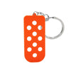 Porte-clés avec un charme en silicone orange et un anneau à sertir argenté.