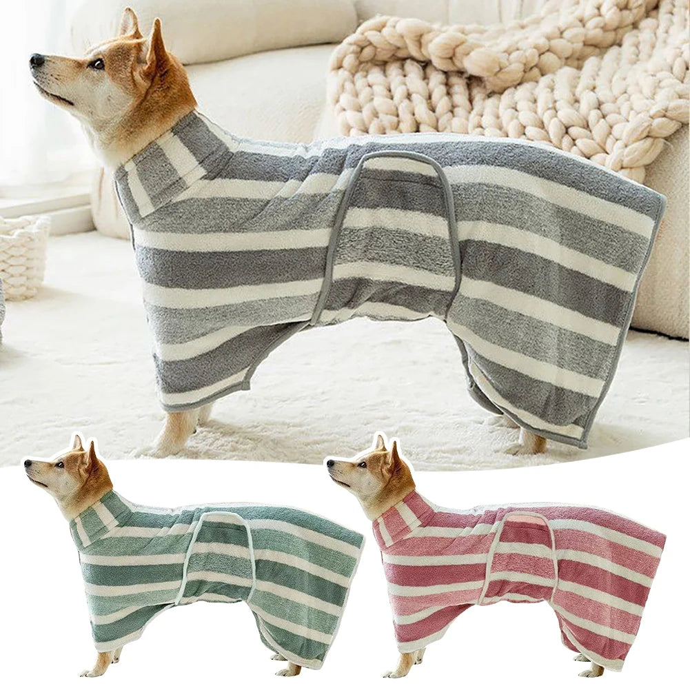Un chien duveteux portant un peignoir à rayures, présenté en deux couleurs différentes.