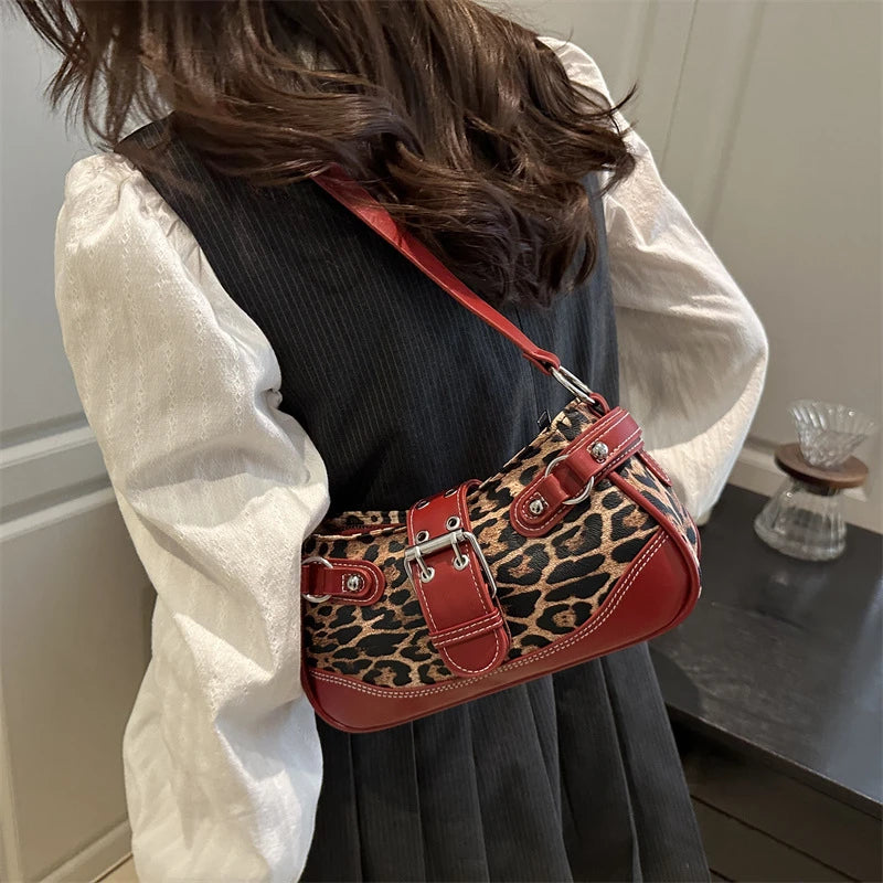 Sac à épaule en PU à imprimé léopard rouge, gros plan, sur fond sombre.