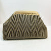 Pochette de plage crochet à chevron noir et beige.