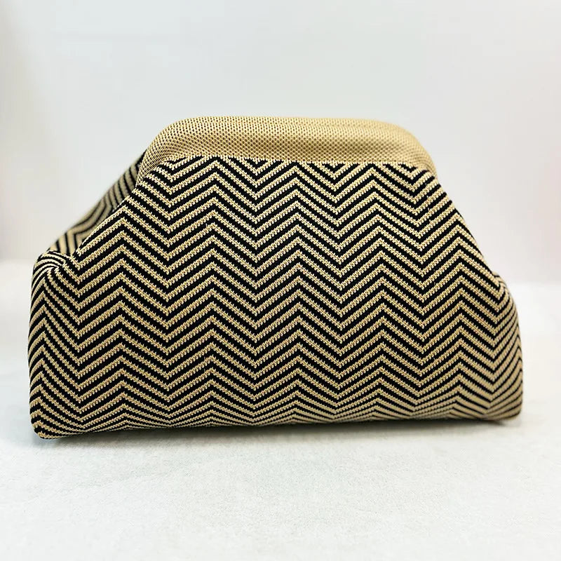 Pochette de plage crochet à chevron noir et beige.