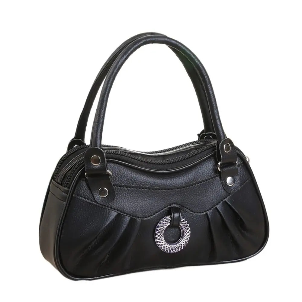 Clutch de noche con lazo de cuero negro y cierre de solapa